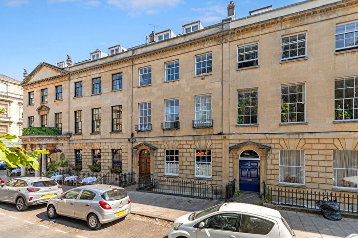 3 Bedroom Flat To Rent In Caledonia Place, Bristol, Somerset, BS8