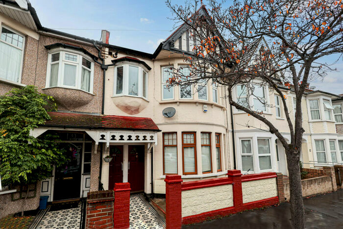 1 Bedroom Flat To Rent In Hildaville Drive, Westcliff-on-sea, SS0