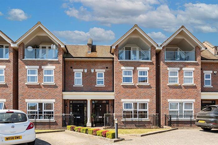 5 Bedroom Property For Sale In Green Lawns Close, Harpenden, AL5