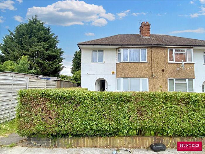 2 Bedroom Maisonette For Sale In Connaught Road, Barnet, Hertfordshire, EN5