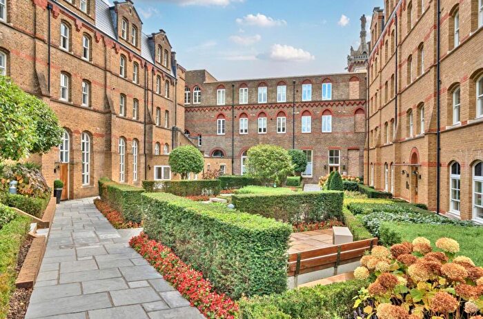 3 Bedroom Flat For Sale In Holborn Close, Mill Hill, NW7