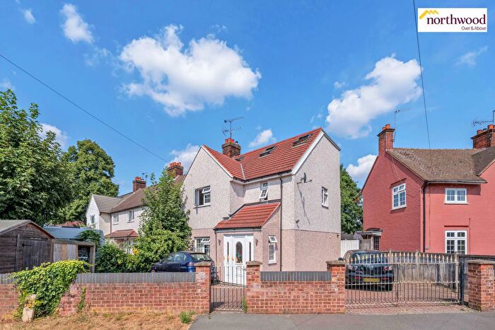5 Bedroom Semi-detached House For Sale In The Harebreaks, Watford, WD24