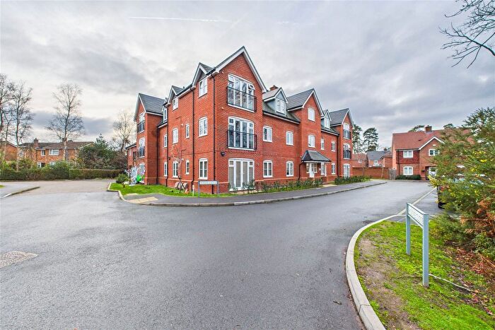 2 Bedroom Flat For Sale In Brooms Court, Dove Close, Crowthorne, Wokingham, RG45