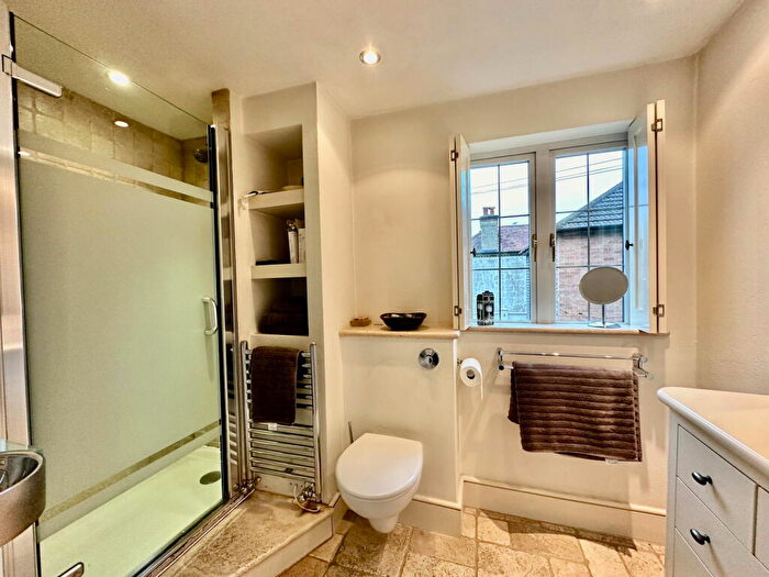 4 Bedroom Detached House For Sale In Glebe Lane, Barnet, EN5