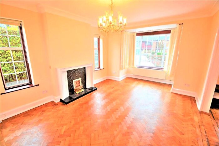 4 Bedroom House To Rent In Grangeway Gardens, Ilford, IG4