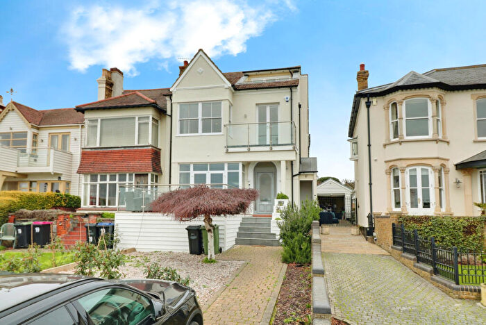 3 Bedroom Flat To Rent In Cliff Parade, Leigh-on-sea, SS9