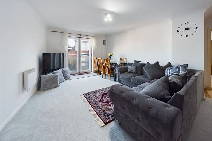 2 Bedroom Flat For Sale In Handleys Court, Hemel Hempstead, HP2