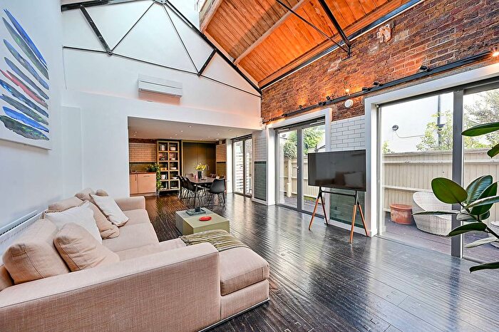 3 Bedroom Flat For Sale In Clifden Road, Brentford, TW8