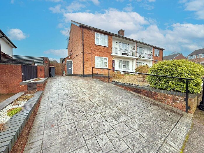 2 Bedroom Maisonette For Sale In Oakwell Close, Dunstable, LU6