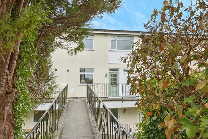 3 Bedroom Maisonette For Sale In Rosehill Walk, Tunbridge Wells, Kent, TN1