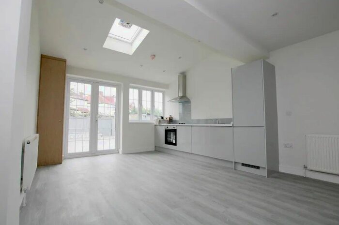 3 Bedroom Flat To Rent In Park Avenue North, London, NW10