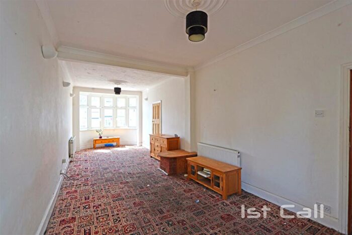 3 Bedroom Chalet For Sale In York Road, Southend-On-Sea, SS1