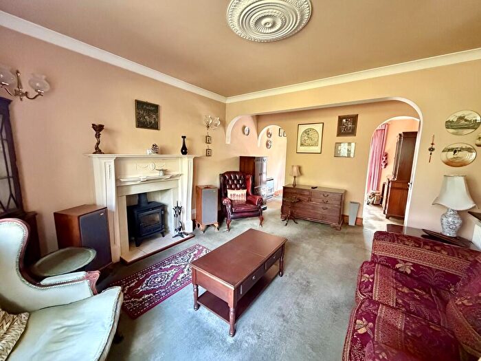 4 Bedroom Detached House For Sale In Higher Blandford Road, Broadstone, BH18 - Photo 6