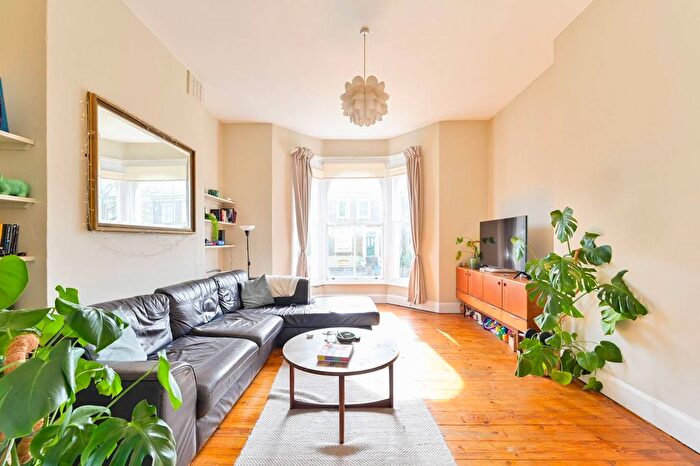 3 Bedroom Flat To Rent In Loughborough Road, Brixton, London, SW9