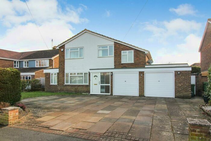 4 Bedroom Detached House To Rent In Camborne Avenue, Aylesbury, HP21