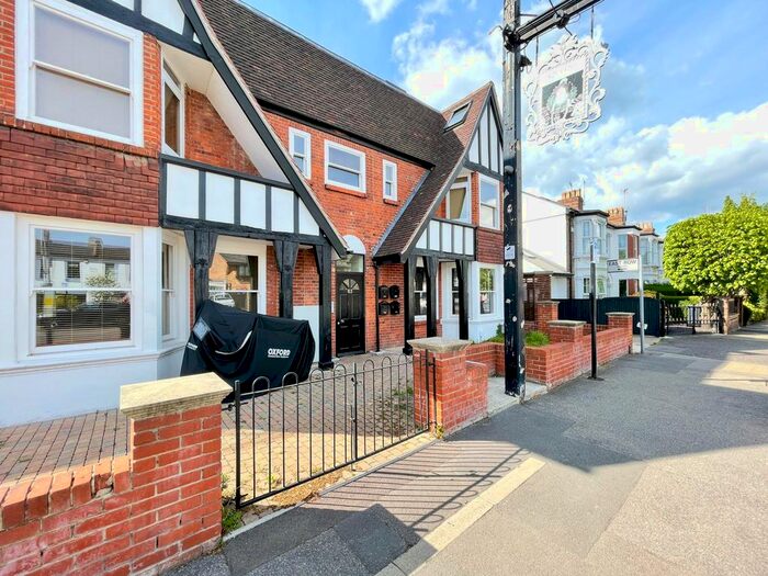 3 Bedroom Flat To Rent In New Wanstead, London, E11