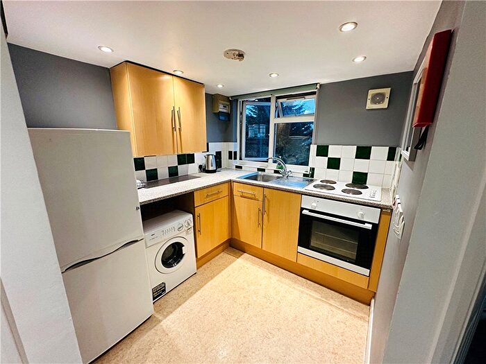 1 Bedroom Flat To Rent In Maybury Road, Woking, Surrey, GU21