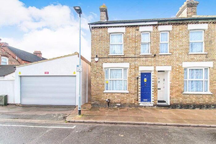 2 Bedroom End Of Terrace House For Sale In Sandhurst Place, Bedford, MK42