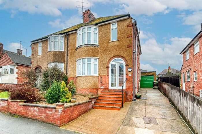 3 Bedroom Semi-Detached House For Sale In St. Margarets Avenue, Rushden, NN10