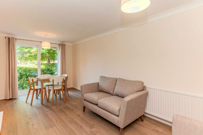2 Bedroom Flat To Rent In Harlow Way, OX3