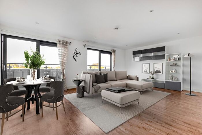 2 Bedroom Flat For Sale In Ewell Road, Surbiton, KT6