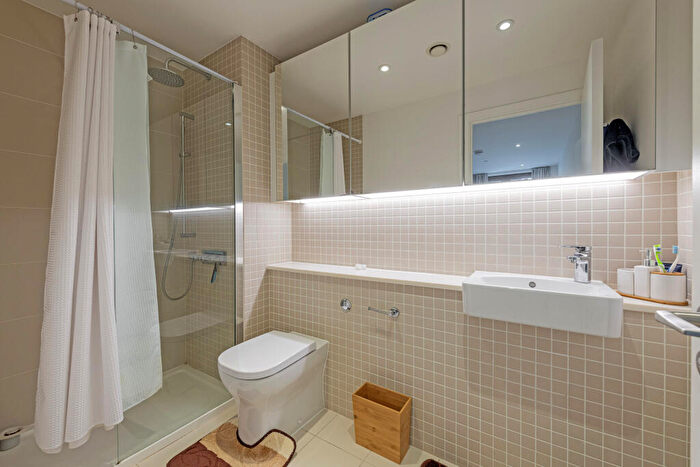 2 Bedroom Apartment To Rent In Cobalt Place, SW11