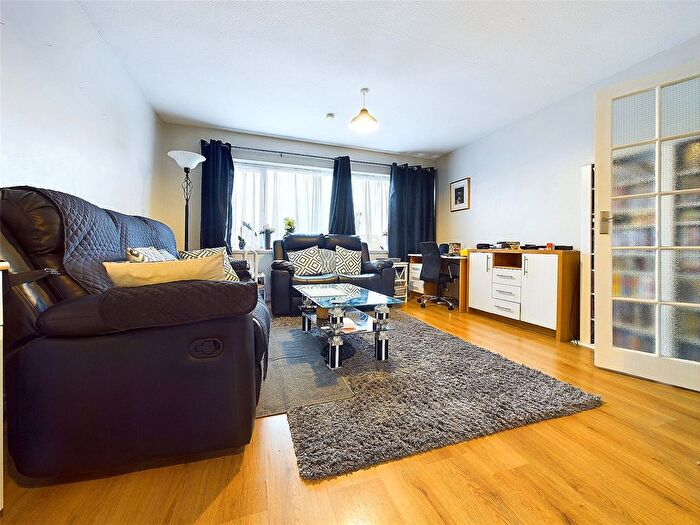 1 Bedroom Flat To Rent In Hanworth Road, Hounslow, TW4