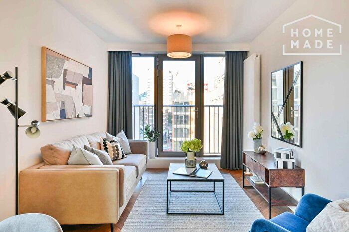 3 Bedroom Flat To Rent In Broadside, M4