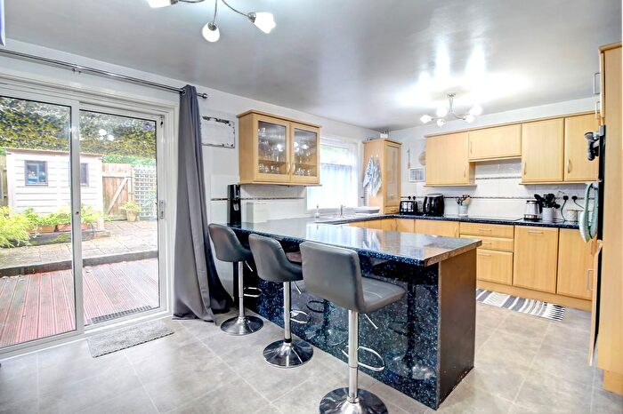 3 Bedroom Terraced House For Sale In Schubert Road, Basingstoke, RG22