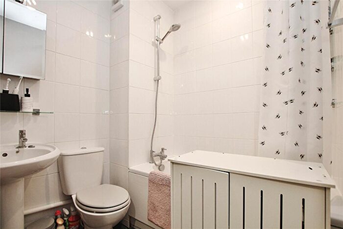 1 Bedroom Flat For Sale In Inkerman Road, Knaphill, Woking, Surrey, GU21