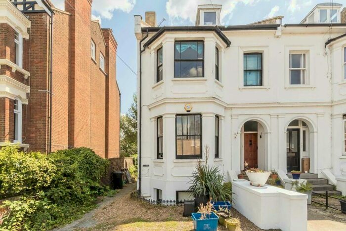 2 Bedroom Flat To Rent In St. Johns Road, Hampton Wick, KT1