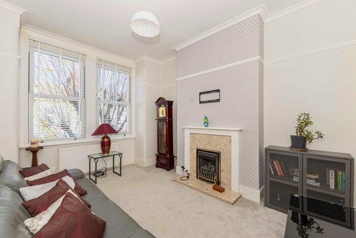 3 Bedroom Flat To Rent In Glasford Street, London, SW17