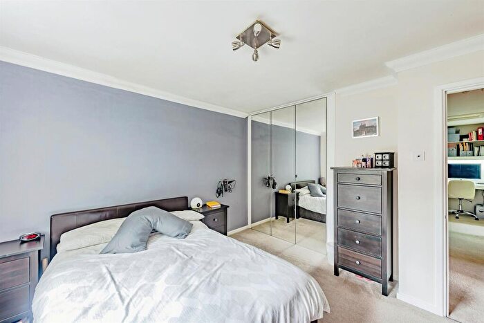 2 Bedroom Apartment For Sale In Woodlands Road, Redhill, RH1