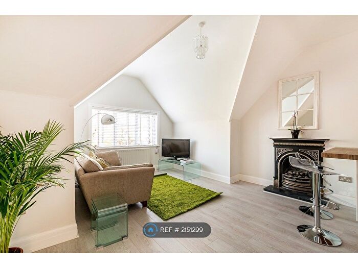 2 Bedroom Flat To Rent In Richmond Road, Kingston, KT2