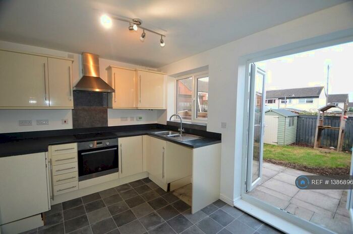 3 Bedroom Semi-Detached House To Rent In Pennwell Garth, Leeds, LS14