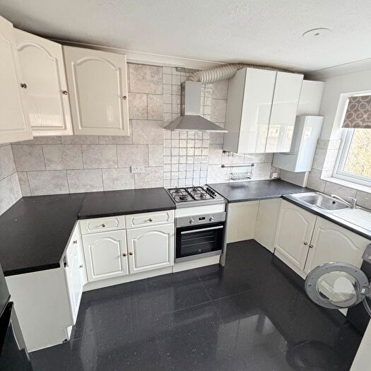 2 Bedroom Maisonette For Sale In Chestnut Close, UB7