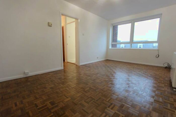 2 Bedroom Apartment To Rent In Friern Park, London, N12