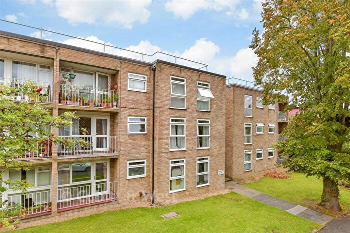 2 Bedroom Flat For Sale In Eaton Road, Sutton, Surrey, SM2