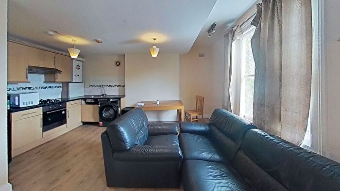 2 Bedroom Flat For Sale In Charlton Road, London, SE3