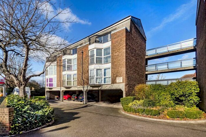 1 Bedroom Flat To Rent In Station Road, Hampton, TW12