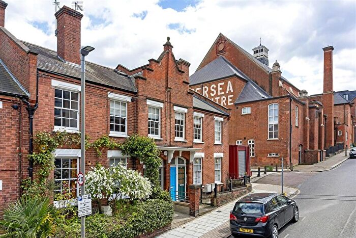2 Bedroom Flat For Sale In Theatre Street, SW11