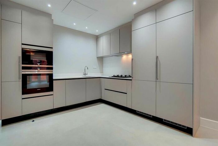 3 Bedroom Flat To Rent In Fitzjohns Avenue, Hampstead, London, NW3