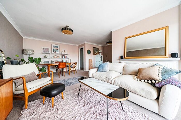 2 Bedroom Flat For Sale In Pemberley Avenue, Bedford, MK40