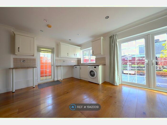 3 Bedroom Semi-Detached House To Rent In Copthorne Avenue, Bromley, BR2