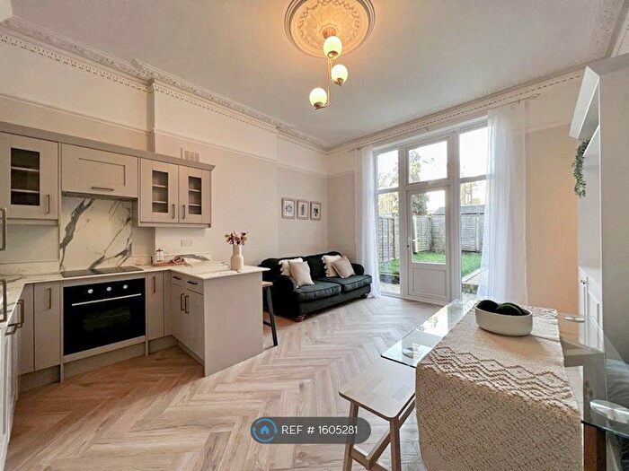 2 Bedroom Flat To Rent In Gleneagle Road, London, SW16