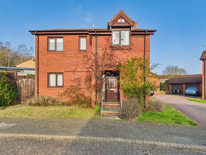 4 Bedroom Detached House For Sale In Lapwing Close, East Hunsbury, Northampton, NN4