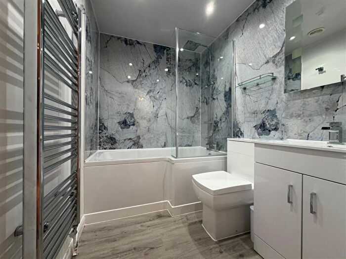 2 Bedroom Flat To Rent In Friars Close, Ilford, IG1