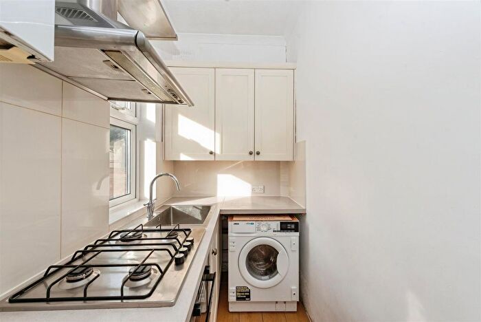 2 Bedroom Maisonette For Sale In Wellington Gardens, Twickenam, TW2
