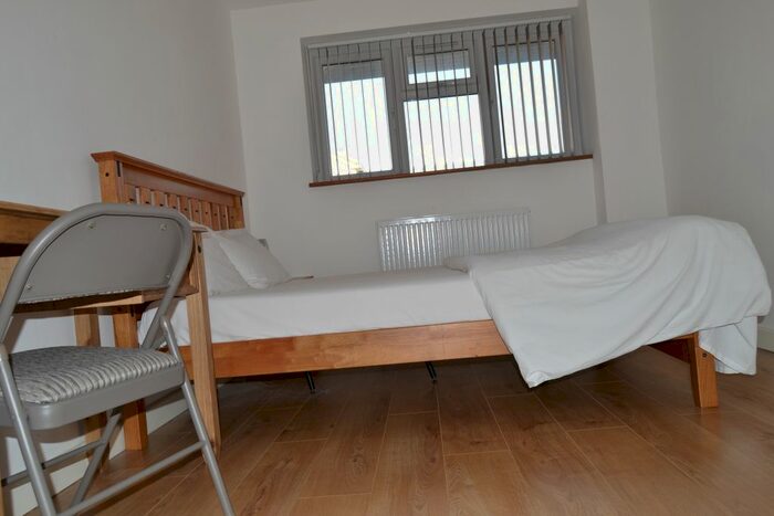 2 Bedroom Flat To Rent In Beehive Lane, Ilford, Essex, IG4