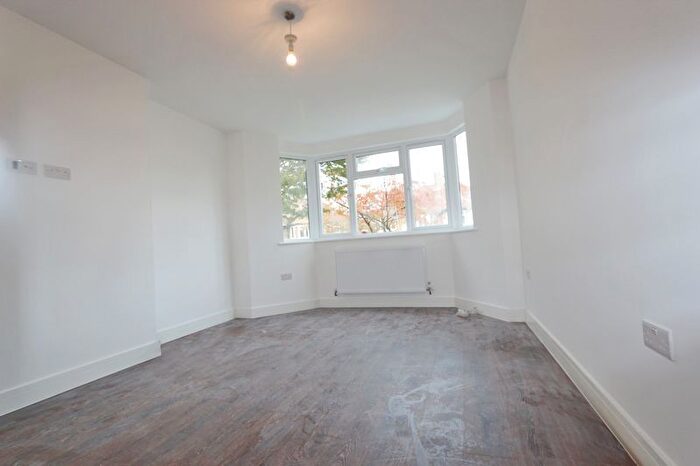 3 Bedroom Flat To Rent In Bryan Avenue, Willesden Green, NW10